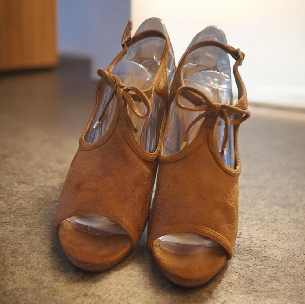 EUC Impo Titan Suede Cognac/Brown Heels With Tie Accents Women's Size 9.5